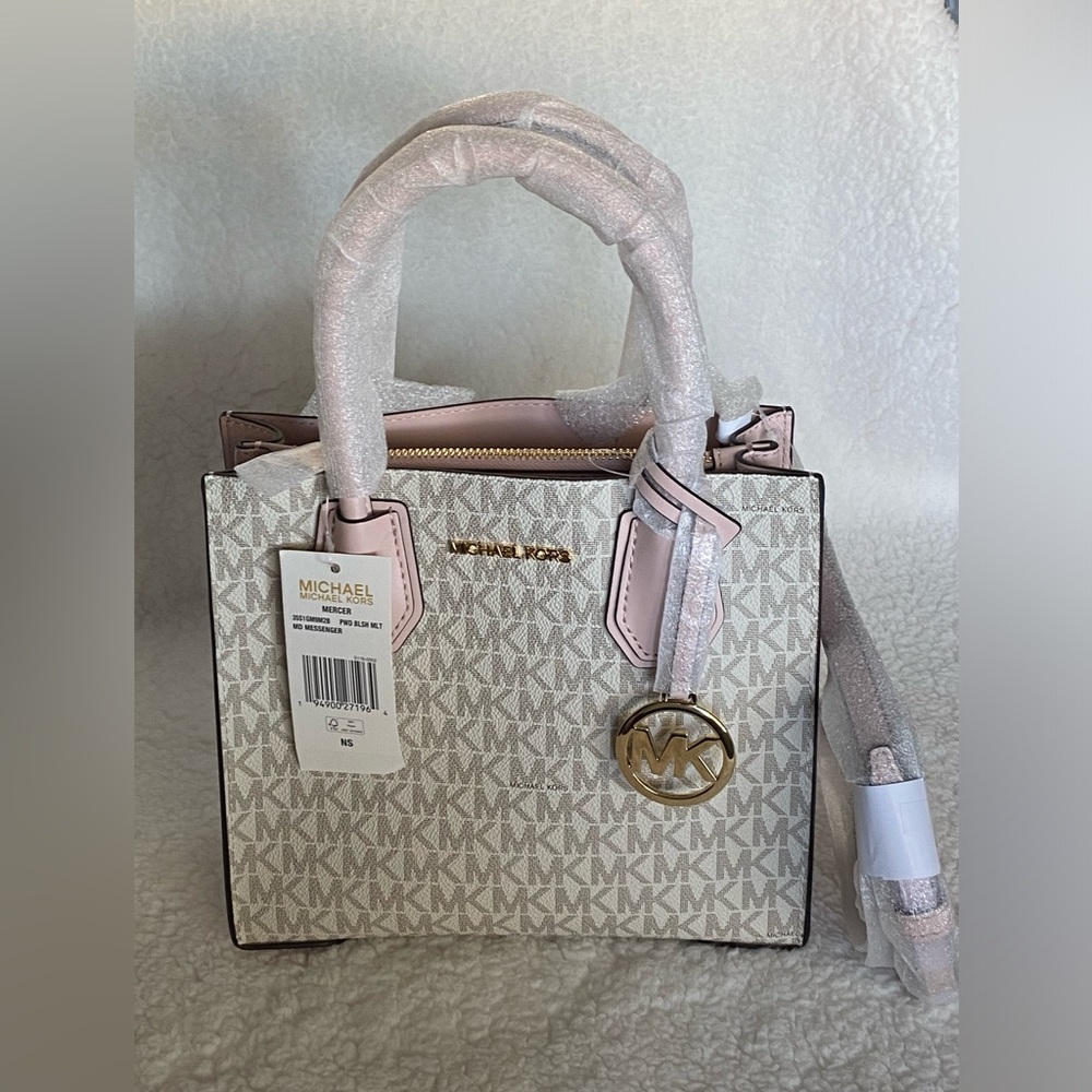 Michael Kors Bag Mercer Medium Logo and
Leather Accordion
Crossbody Bag